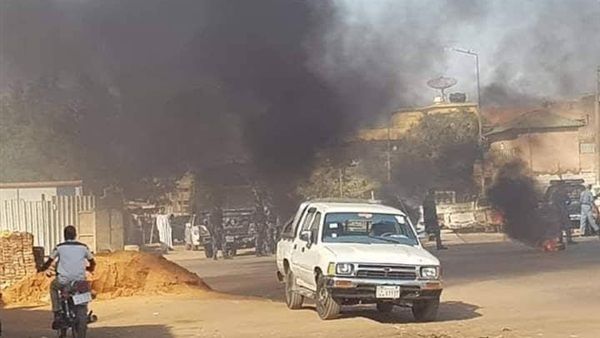 بالصور.. تظاهرات ضخمة في السودان احتجاجا على الأوضاع المعيشية وضرب إمام جامع لتمجيده النظام