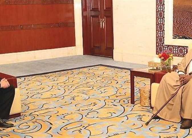 السفير المصري في الخرطوم يقدم أوراق اعتماده للبشير
