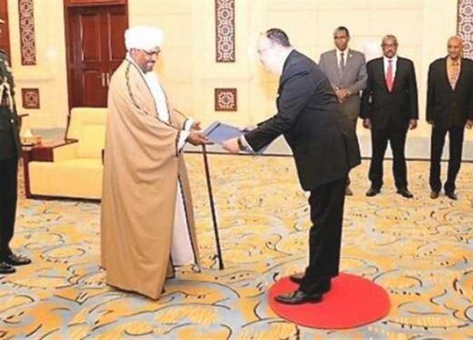 السفير المصري في الخرطوم يقدم أوراق اعتماده للبشير