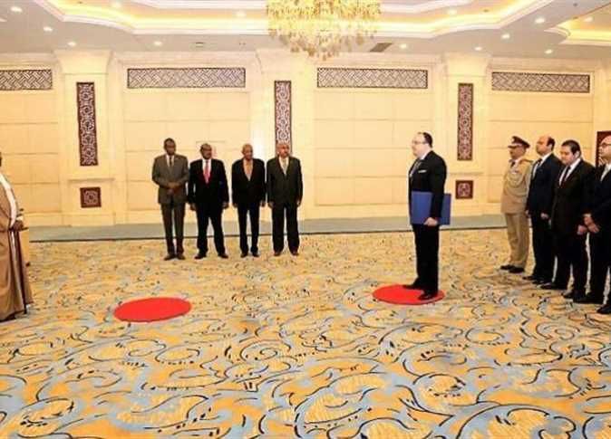 السفير المصري في الخرطوم يقدم أوراق اعتماده للبشير