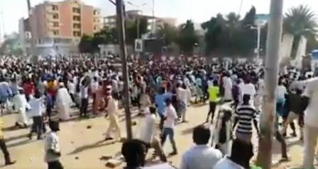 بالفيديو : تظاهرات احتجاجية وسط الخرطوم