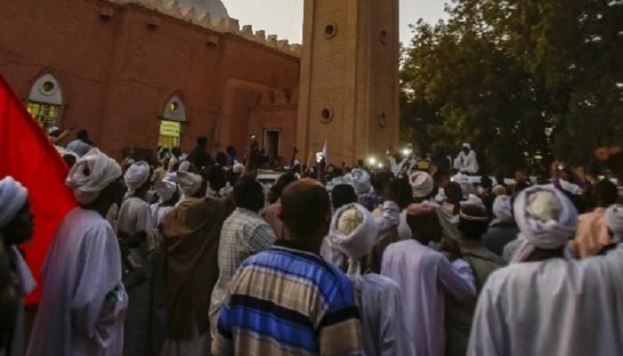 رويترز: محتجون يغلقون شارعا رئيسيا وسط الخرطوم.. والشرطة تطلق الغاز