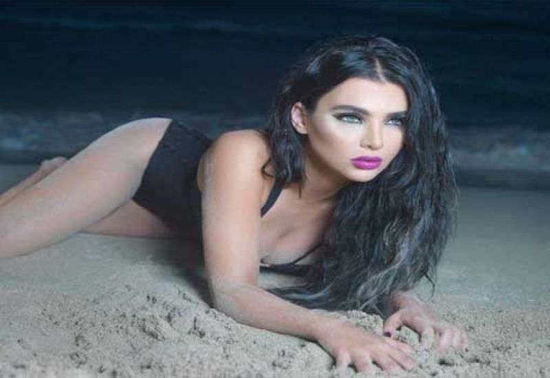 الراقصة قمر تظهر أنوثتها بفيديو خاص علي السرير +18 .. اتفرج