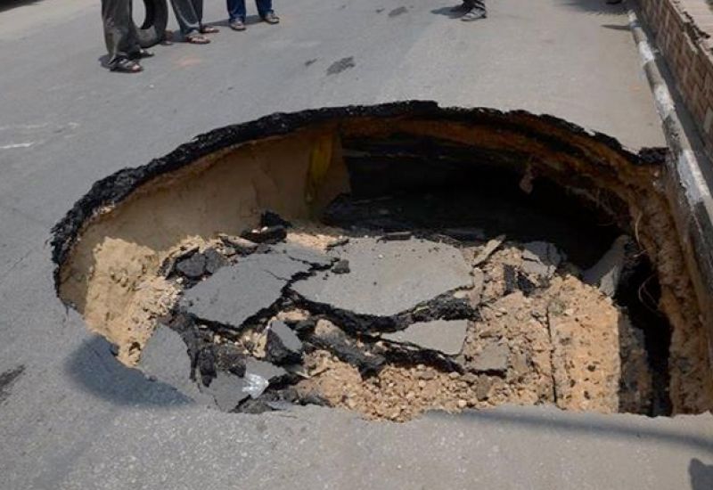 هبوط أرضي مفاجئ بأحد شوارع حي الزيتون بالقاهرة