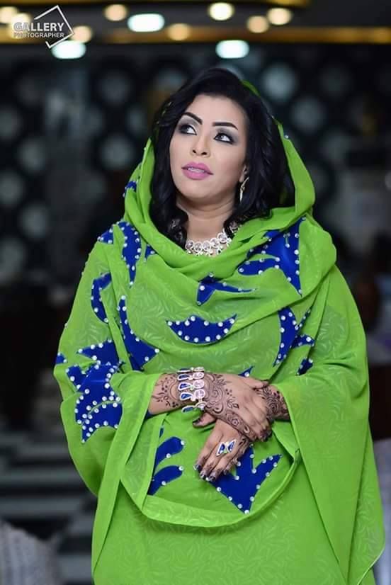 تتويج الفنانة ميادة قمر الدين فنانة للمظاهرات والثوار