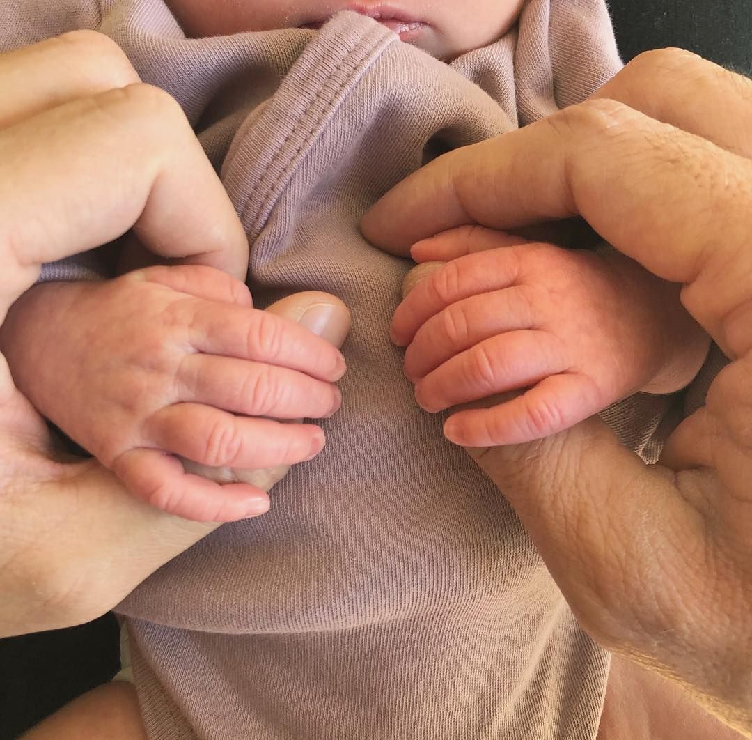 بالصورة- ريكي مارتن وزوجه يرزقان بطفلة
