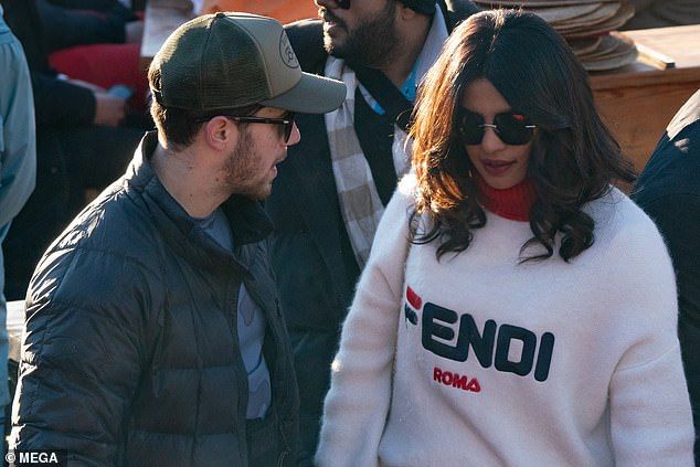 نيك وبريانكا يستقبلان 2019 بأجواء رُومانسية في جبال الألب.. شاهدي!