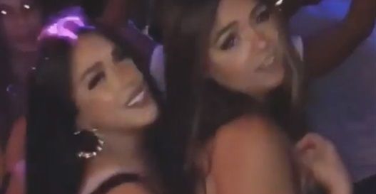 شاهدوا.. رقص مثير لـ سارة سلامة و شقيقتها على أنغام “قمرين” لعمرو دياب