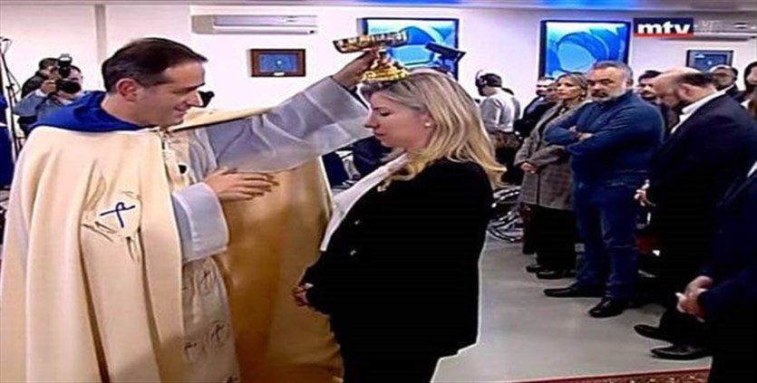 نائبة لبنانية “تعتذر من الله” بسبب مشاركتها في قداس مسيحي!… فيديو