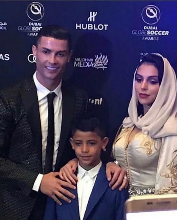 بالصور| زوجة كريستيانو رونالدو ترتدي الحجاب والقفطان المغربي في دبي