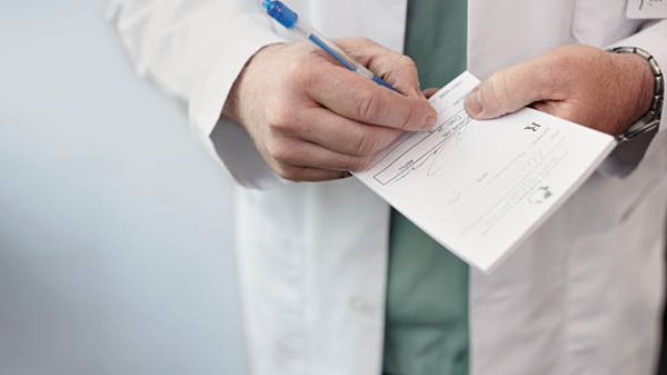 العثور على دكتور ميتاً داخل حمام في ظروف غامضة بمستشفى بحري…
