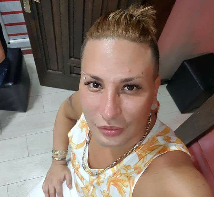 هواري منار.. عاش منبوذًا في بلده بسبب ميوله الجنسية وتوفي بعملية تجميل!