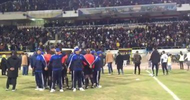 فيديو.. جماهير الإسماعيلى تلقى مجلس إدارة الفريق والحكم بزجاجات المياه