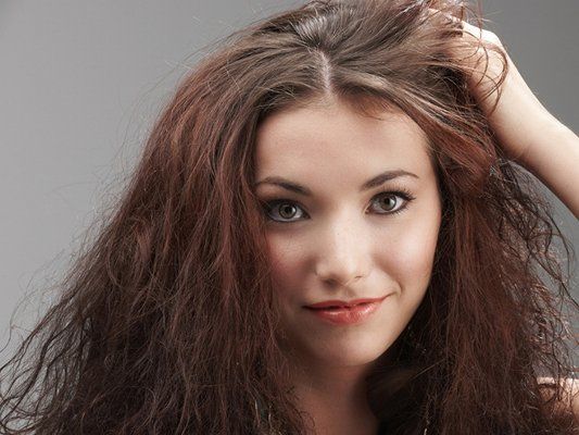 طرق طبيعية للتخلص من قشرة الشعر.. ولهذا السبب تزداد في الشتاء