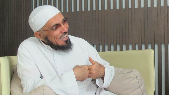 نجل سلمان العودة يعلق على وفاة الشيخ أحمد العماري.. وهذا ما يحصل في سجون السعودية