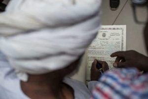 بالصور.. عقد قران الشاب سامح داخل مستشفى رويال كير الذي أصيب في تظاهرات بري