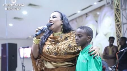 ابن الفنانة السودانية هدى عربي يبدع في غناء “الحب هدا”