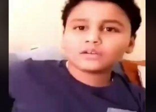 بالفيديو| عارضة أزياء تصور طفلها أثناء بكاءه بعد علمه بنبأ وفاة جدته.. وغضب على مواقع التواصل