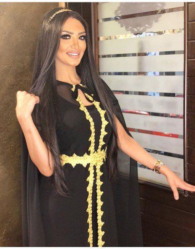 من النجمة الأكثر أناقة بالقفطان المغربي؟