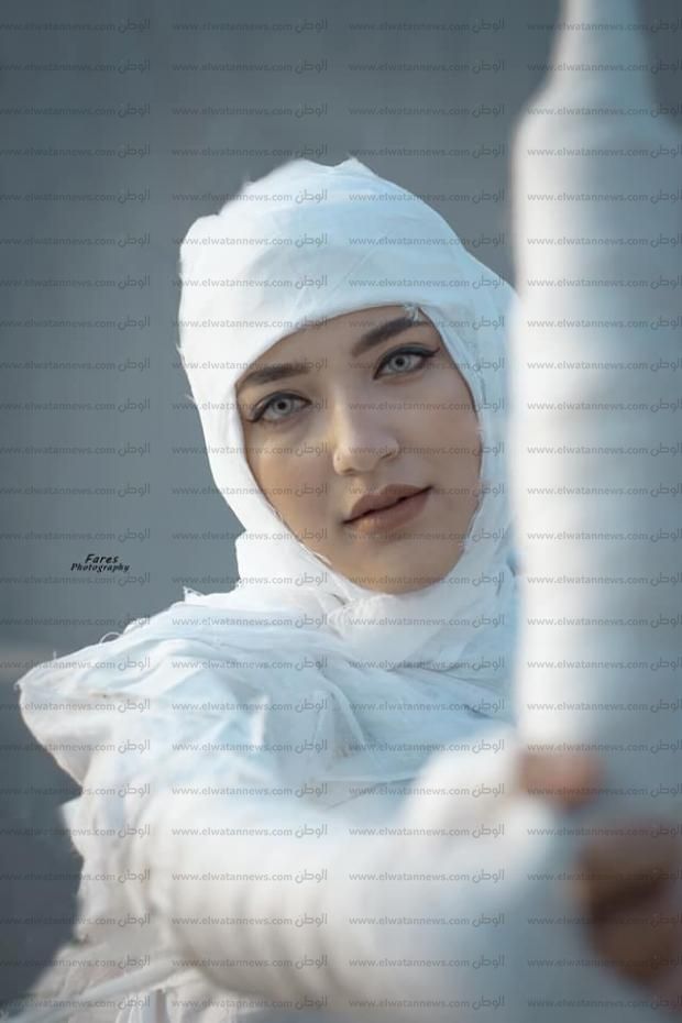 صور| "الشاش الأبيض والسهم".. أدوات استعان بها "فارس" للتعبير عن معاناة المرأة