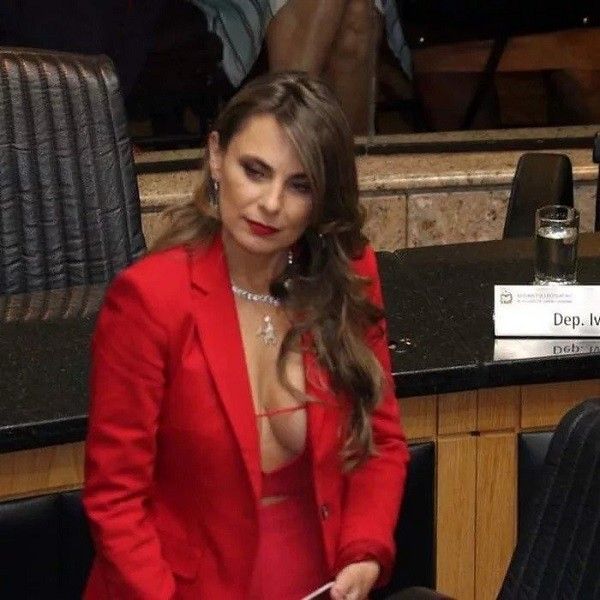 نائبة برازيلية تؤدي القسم بملابس جريئة.. صور