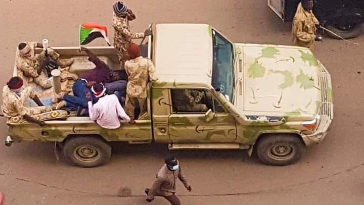 صورة متظاهر في الخرطوم يرفع علم السودان داخل سيارة الأمن “تاتشر” تشعل مواقع التواصل الإجتماعي