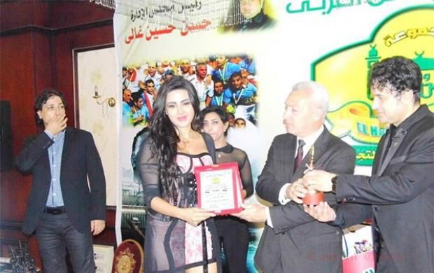 بالفيديو| منى فاروق تدافع عن شيما الحاج بسبب ملابسها المثيرة: "دي فنانة"
