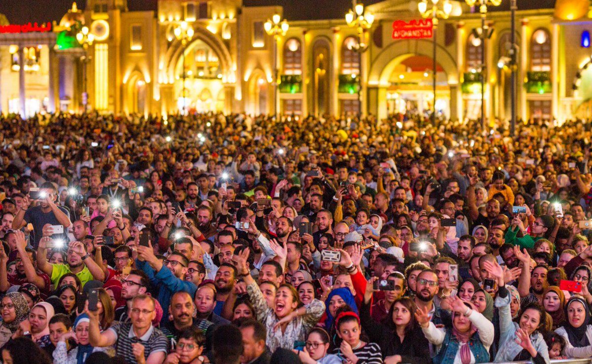الآلاف هتفوا باسم محمد منير في القرية العالمية – بالصور