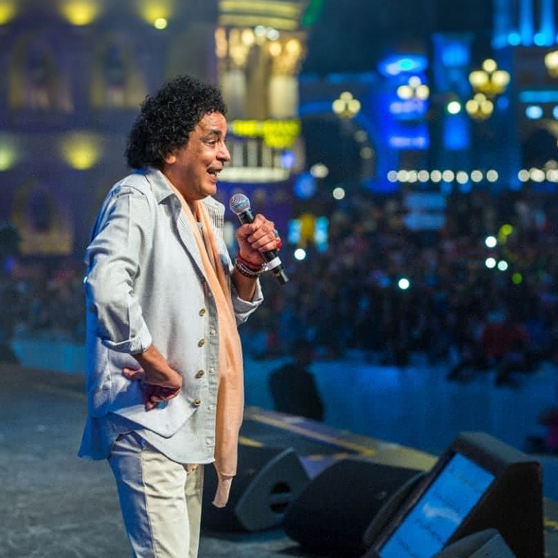 الآلاف هتفوا باسم محمد منير في القرية العالمية – بالصور