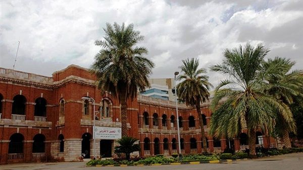 عاجل ... البشير يكلف "مصطفي حولي" بمهام وزارة للمالية