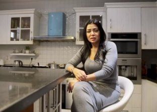 بالفيديو| رانيا يوسف من داخل المطبخ: "بحب ألعب في الميا"