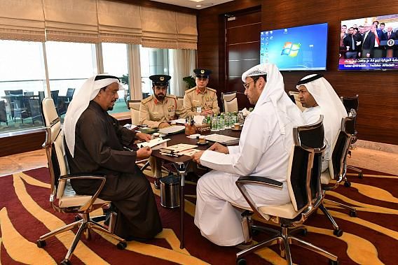 ضاحي خلفان يتسلم ٣ مؤلفات حول الجرائم الالكترونية ومكافحة الفساد والتحقيق الجنائي