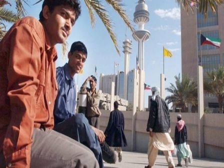 دولة خليجية تطرد المئات من العمالة العربية والآسيوية ومصادر تكشف السبب !