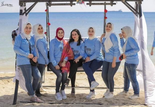 الكواليس بالصور| "أحلى كلية دي ولا إيه؟".. فتيات تجارة الزقازيق قمرات "فيس بوك"