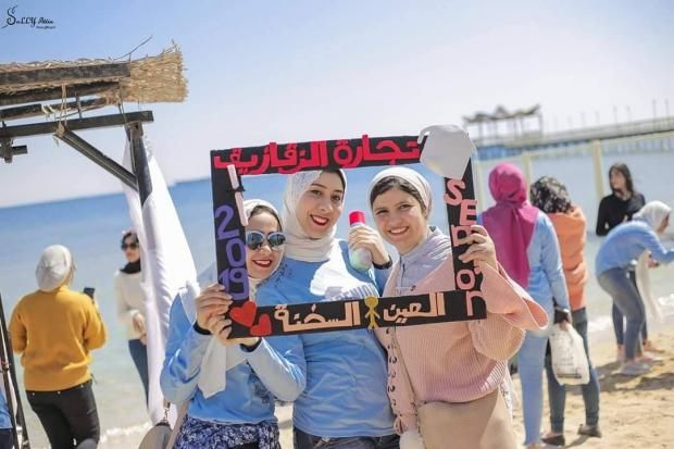 الكواليس بالصور| "أحلى كلية دي ولا إيه؟".. فتيات تجارة الزقازيق قمرات "فيس بوك"