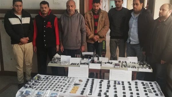مصر | ضبط تشكيل عصابي تخصص في بيع أجهزة التصنت المستخدمة في الغش بالامتحانات (صور)