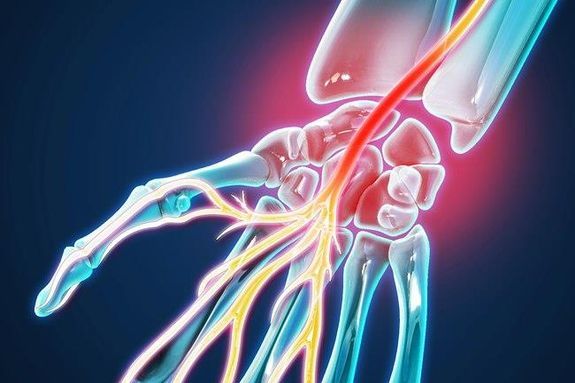 هل تتورم أصابعك؟.. إليك 15 سبباً محتملاً