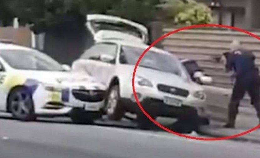 تراند اليوم : فيديو.. هكذا قبض شرطي شجاع على مجرم مجزرة المسجدين في نيوزيلندا!
