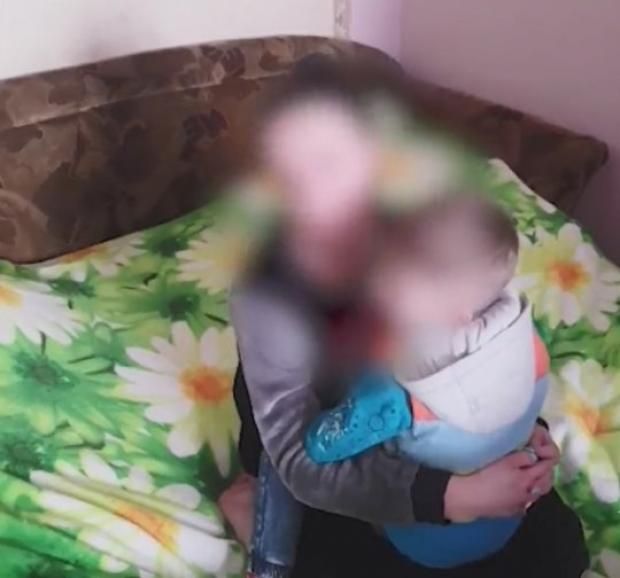 أوكرانية تغتصب طفلها وتصور فعلتها لبيع المقاطع عبر الإنترنت