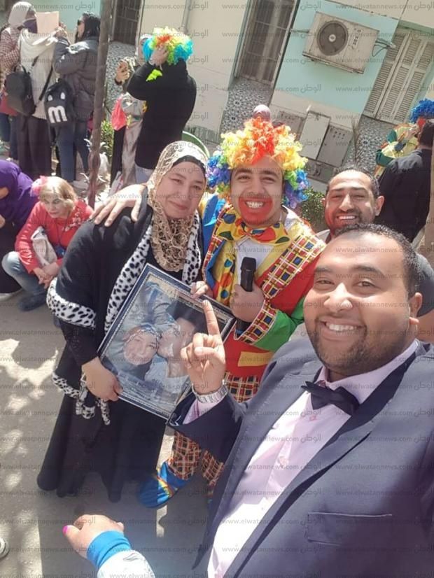 "الأم الروشة".. هدية "شادي" للأمهات في عيدهن: "ادعم والدتك بكومنت"