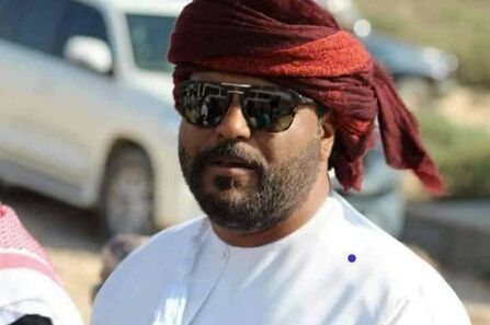العدو اللدود للامارات يعود الى هذة المحافظة .. شاهد كيف تم استقبالة .. موكب لم تشهدة المحافظة من قبل زينته الاعلام الوطنية (فيديو)