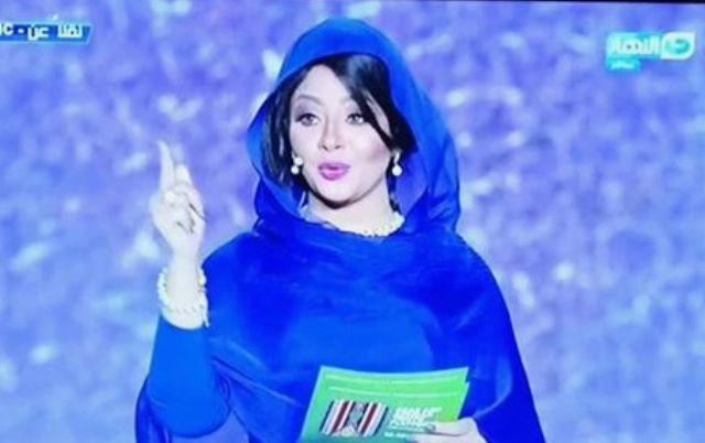 المذيعة “أسراء عادل” تخطف الاضواء والأعلامي عمرو أديب يصفها بـ(الجميلة)