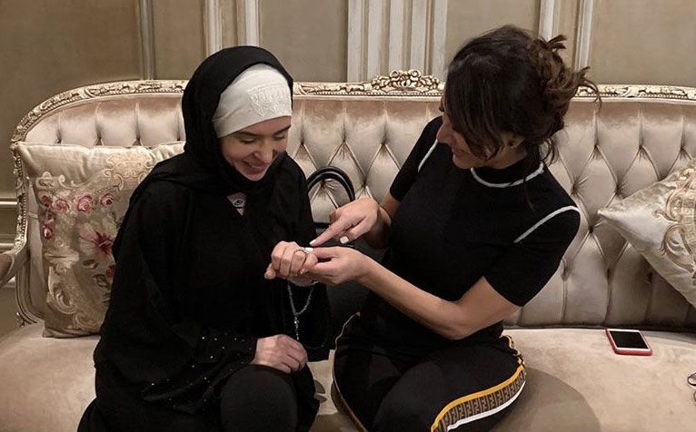 هل تزوجت الراقصة دينا في السعودية بعد أدائها مناسك العمرة؟
