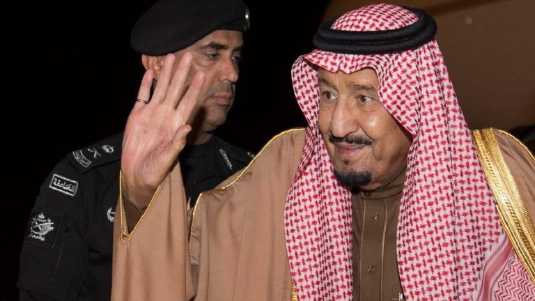 العاهل السعودي سلمان بن عبد العزيز يباغت الشعب السعودي ويشعل كل مواقع التواصل الاجتماعي بعد رفضه لهذا الطلب المتعلق با أخيه الملك الراحل عبد الله بن عبد العزيز ( صورة )
