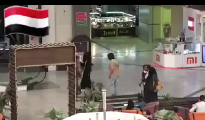 فتاة اوقفت شاب يمني واشتكت له ان احدهم تحرش بها .. شاهد بالفيديو كيف كانت ردة فعله مذهلة للجميع