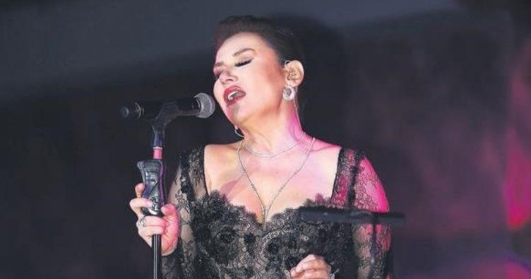 شاهدوا فنانة تركية تصدم الجمهور وتصعد إلى المسرح شبه عارية