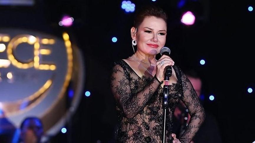 شاهدوا فنانة تركية تصدم الجمهور وتصعد إلى المسرح شبه عارية