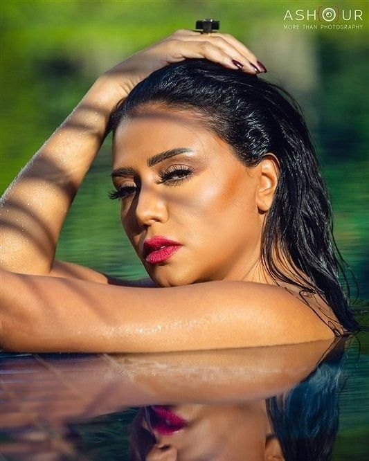 شاهدوا.. رانيا يوسف تنفعل بعد إحراجها بأزمة فستانها الجريء