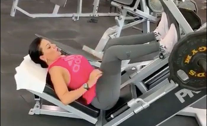 شاهد… رانيا يوسف بإطلالة مثيرة من الجيم!
