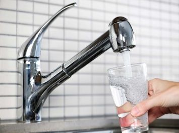 قد يسبب التسمم.. تعرف على مخاطر الإفراط في شرب الماء